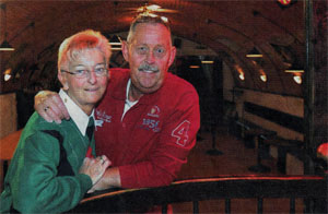 Max Greger auf die Schuhe schauen